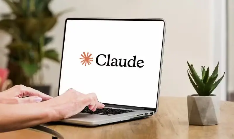 Pessoa utilizando o Claude em um computador para revisar textos, organizar tarefas e desenvolver trabalhos acadêmicos e profissionais.